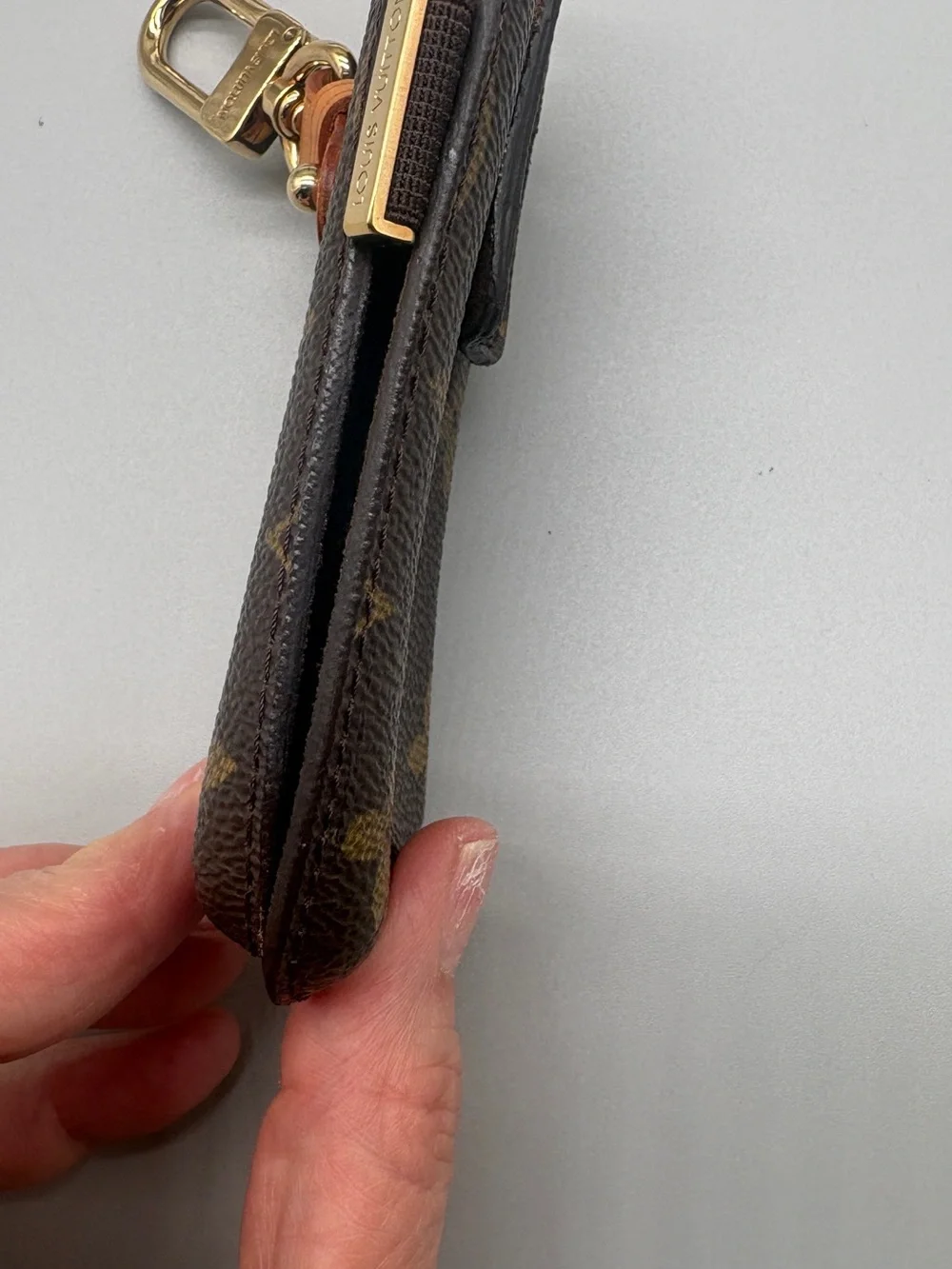 Louis Vuitton Monogram Canvas Etui Téléphone International (Model M63064).